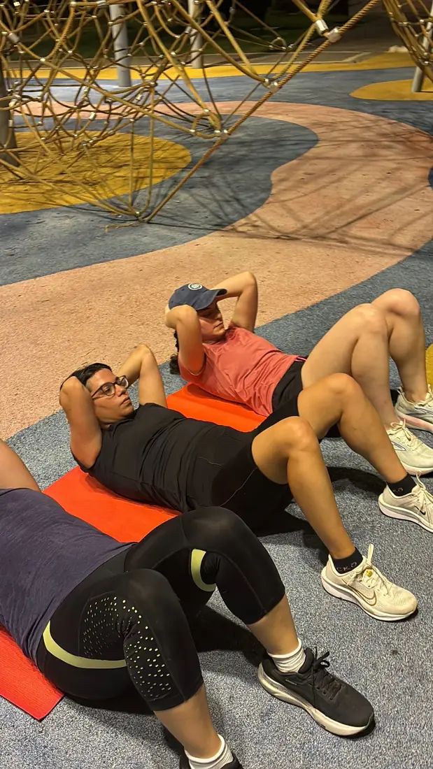 תרגילי בטן על מזרנים באימון