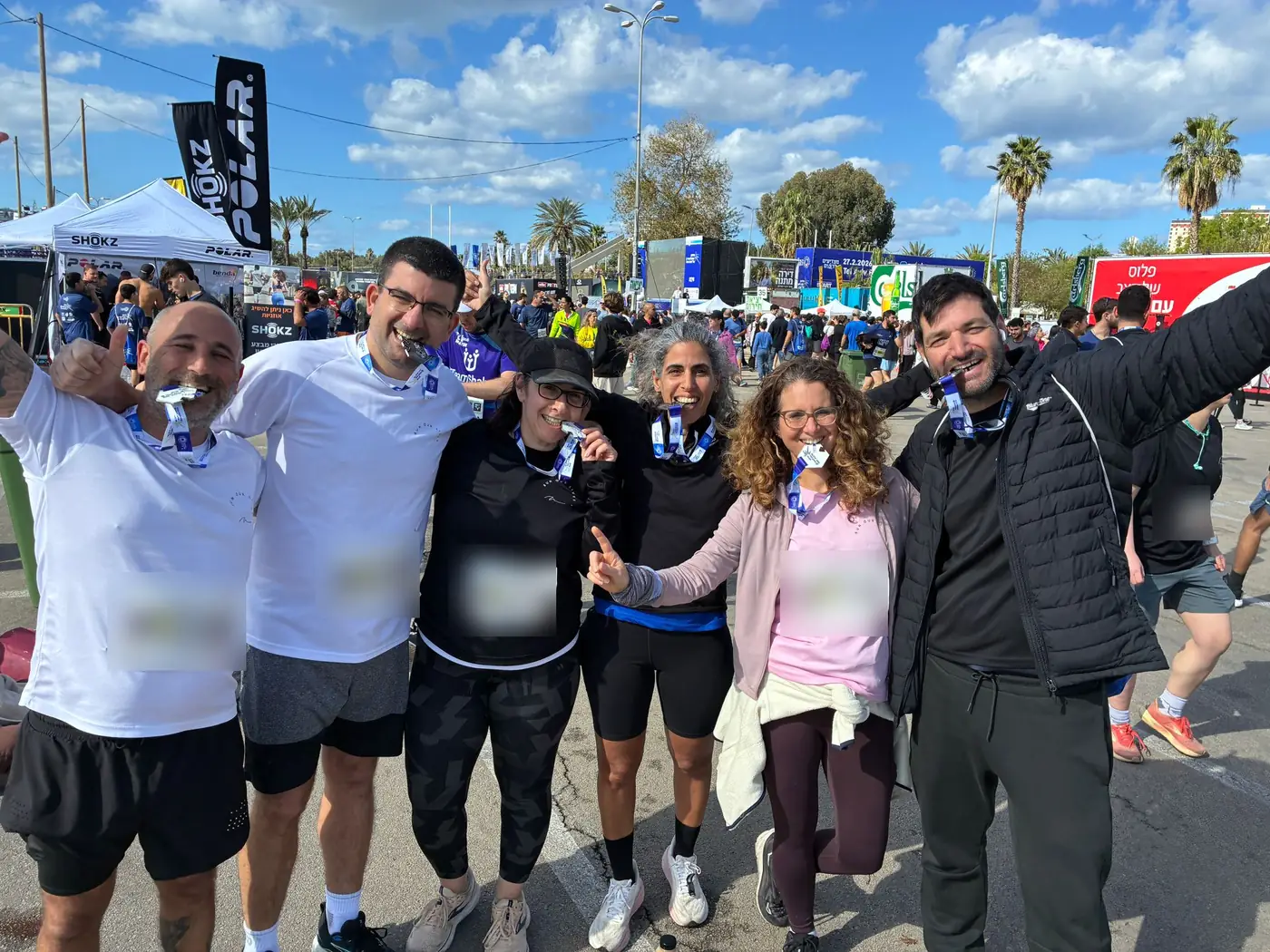רצי הקבוצה עם מדליות בחצי מרתון תל אביב